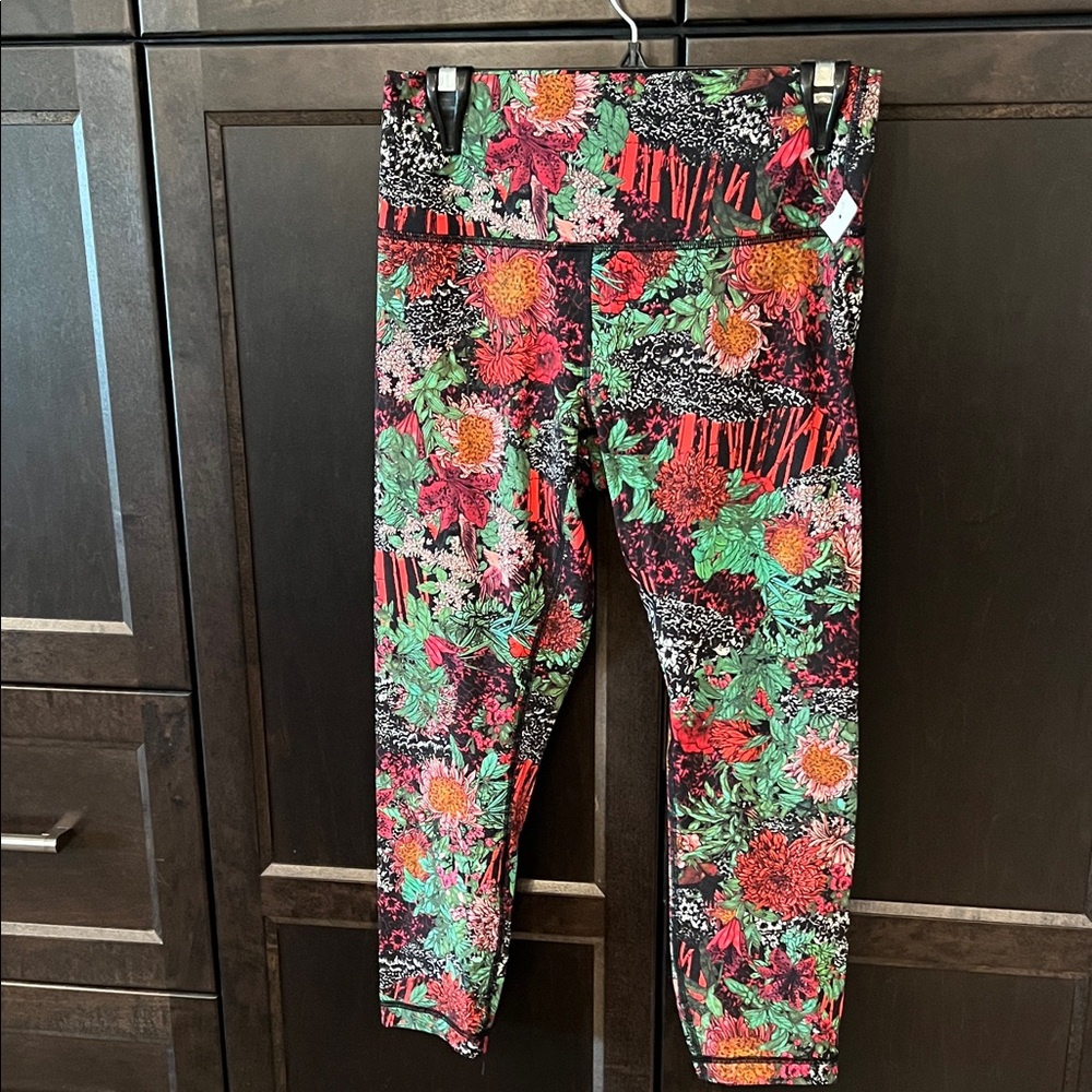 Leggings size large. Great quality. Unsure of brand. Tag cut off.